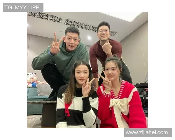 足球明星与彝族女友甜蜜瞬间曝光引发网友热议与关注