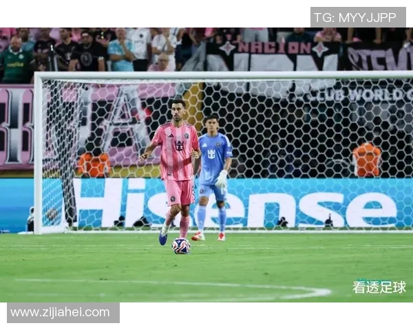 足球明星背影艺术作品展现运动之美与激情的完美结合